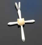 Srebrny krzyżyk z bursztynem c3