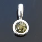 Mały srebrny wisiorek zielony bursztynem AC151