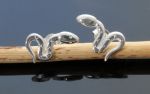 Węże srebrne kolczyki na sztyfty