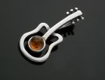 Gitara srebrny dyskretny wisiorek z bursztynem SI10
